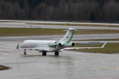 Zürih, İsviçre, 18 Ocak 2024 CF-LTF Gestair Bombardier Global 6000 uçakları Davos 'taki dünya ekonomik forumu sırasında yağmurda taksicilik yapıyor.