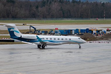 Zürih, İsviçre, 18 Ocak 2024 9H-CAA Avcon Jet Malta Gulfstream G650 uçakları Davos 'taki dünya ekonomik forumundan sonra yağmurda uçuyor.