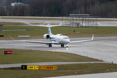 Zürih, İsviçre, 18 Ocak 2024 9H-CAA Avcon Jet Malta Gulfstream G650 uçakları Davos 'taki dünya ekonomik forumundan sonra yağmurda uçuyor.