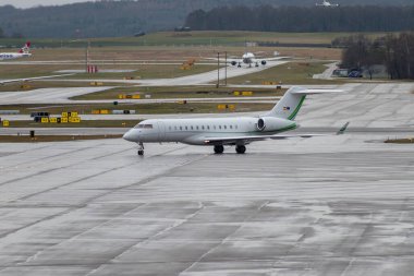 Zürih, İsviçre, 18 Ocak 2024 EC-LTF Gestair Bombardier Global 6000 uçağı, Davos 'ta düzenlenen dünya ekonomik forumu sırasında yağmurlu bir günde taksicilik yapıyor.