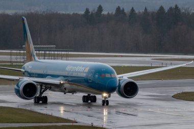 Zürih, İsviçre, 18 Ocak 2024 VN-A868 Vietnam Havayolları Boeing 787-9 Dreamliner uçağı Davos 'taki dünya ekonomik forumundan sonra yağmurda taksicilik yapıyor.
