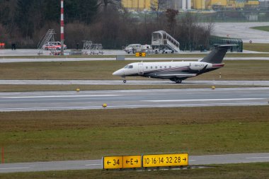 Zürih, İsviçre, 18 Ocak 2024 9H-LFX Flexjet Embraer Praetor 600 uçakları, Davos 'taki dünya ekonomik forumunda yağmurlu bir günde taksicilik yapıyor.