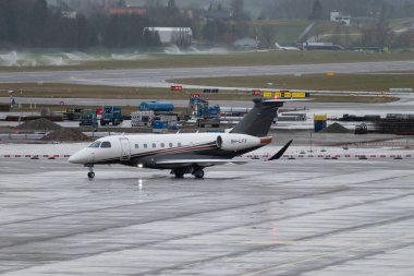 Zürih, İsviçre, 18 Ocak 2024 9H-LFX Flexjet Embraer Praetor 600 uçakları, Davos 'taki dünya ekonomik forumunda yağmurlu bir günde taksicilik yapıyor.
