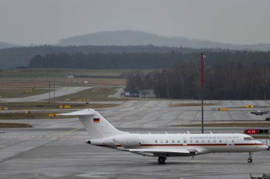 Zürih, İsviçre, 18 Ocak 2024 Alman Hava Kuvvetleri Bombacısı Global 5000 uçak Davos 'taki dünya ekonomik forumu sırasında yağmurda taksicilik yapıyor.