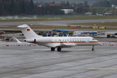 Zürih, İsviçre, 18 Ocak 2024 Alman Hava Kuvvetleri Bombacısı Global 5000 uçak Davos 'taki dünya ekonomik forumu sırasında yağmurda taksicilik yapıyor.