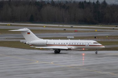 Zürih, İsviçre, 18 Ocak 2024 Alman Hava Kuvvetleri Bombacısı Global 5000 uçak Davos 'taki dünya ekonomik forumu sırasında yağmurda taksicilik yapıyor.