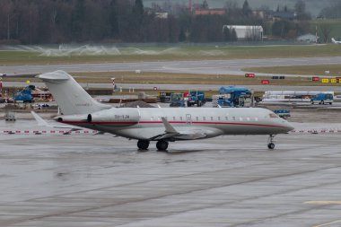 Zürih, İsviçre, 18 Ocak 2024 9H-VJM Vista Jet Bombardıman Küresel 6000 uçak Davos 'taki dünya ekonomik forumu sırasında yağmurda uçuyor.