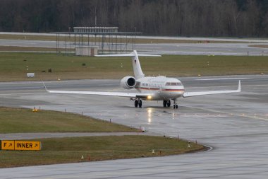 Zürih, İsviçre, 18 Ocak 2024 Alman Hava Kuvvetleri Bombacısı Global 5000 uçak Davos 'taki dünya ekonomik forumu sırasında yağmurda taksicilik yapıyor.