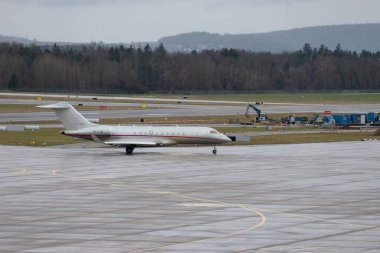 Zürih, İsviçre, 18 Ocak 2024 9H-VJM Vista Jet Bombardıman Küresel 6000 uçak Davos 'taki dünya ekonomik forumu sırasında yağmurda uçuyor.