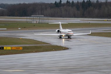 Zürih, İsviçre, 18 Ocak 2024 Alman Hava Kuvvetleri Bombacısı Global 5000 uçak Davos 'taki dünya ekonomik forumu sırasında yağmurda taksicilik yapıyor.