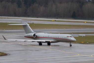 Zürih, İsviçre, 18 Ocak 2024 9H-VJM Vista Jet Bombardıman Küresel 6000 uçak Davos 'taki dünya ekonomik forumu sırasında yağmurda uçuyor.