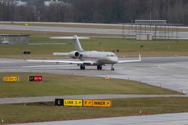Zürih, İsviçre, 18 Ocak 2024 9H-VJM Vista Jet Bombardıman Küresel 6000 uçak Davos 'taki dünya ekonomik forumu sırasında yağmurda uçuyor.