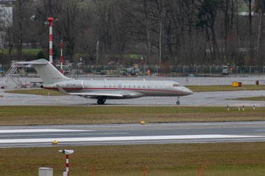 Zürih, İsviçre, 18 Ocak 2024 9H-VJM Vista Jet Bombardıman Küresel 6000 uçak Davos 'taki dünya ekonomik forumu sırasında yağmurda uçuyor.