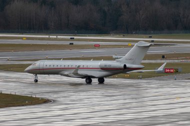 Zürih, İsviçre, 17 Ocak 2024 9H-IGH Vista Jet Bombacısı Global 6000 uçak, Davos 'taki dünya ekonomik forumu sırasında yağmurlu bir günde taksicilik yapıyor.