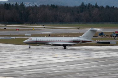 Zürih, İsviçre, 17 Ocak 2024 9H-IGH Vista Jet Bombacısı Global 6000 uçak, Davos 'taki dünya ekonomik forumu sırasında yağmurlu bir günde taksicilik yapıyor.