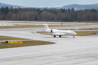 Zürih, İsviçre, 17 Ocak 2024 XA-BAL Gulfstream G650 uçakları, Davos 'taki dünya ekonomik forumunda yağmurlu bir günde taksicilik yapıyor.