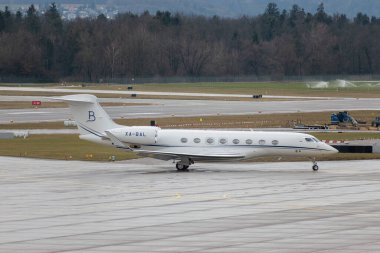 Zürih, İsviçre, 17 Ocak 2024 XA-BAL Gulfstream G650 uçakları, Davos 'taki dünya ekonomik forumunda yağmurlu bir günde taksicilik yapıyor.