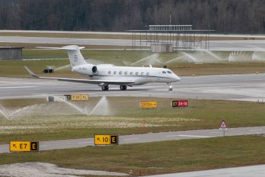Zürih, İsviçre, 17 Ocak 2024 XA-BAL Gulfstream G650 uçakları, Davos 'taki dünya ekonomik forumunda yağmurlu bir günde taksicilik yapıyor.