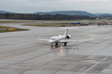 Zürih, İsviçre, 17 Ocak 2024 VT-AGL Bombardier Global 6500 uçağı, Davos 'taki dünya ekonomik forumu sırasında yağmurlu bir günde taksicilik yapıyor.