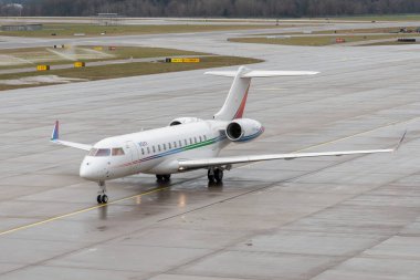 Zürih, İsviçre, 17 Ocak 2024 VT-AGL Bombardier Global 6500 uçağı, Davos 'taki dünya ekonomik forumu sırasında yağmurlu bir günde taksicilik yapıyor.