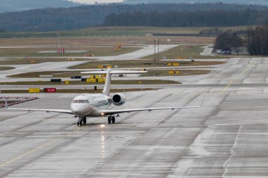 Zürih, İsviçre, 17 Ocak 2024 VT-AGL Bombardier Global 6500 uçağı, Davos 'taki dünya ekonomik forumu sırasında yağmurlu bir günde taksicilik yapıyor.
