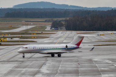 Zürih, İsviçre, 17 Ocak 2024 VT-AGL Bombardier Global 6500 uçağı, Davos 'taki dünya ekonomik forumu sırasında yağmurlu bir günde taksicilik yapıyor.
