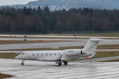 Zürih, İsviçre, 17 Ocak 2024 N-50NP Gulfstream G500 uçakları Davos 'taki dünya ekonomik forumu sırasında yağmur altında taksicilik yapıyor.