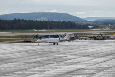 Zürih, İsviçre, 17 Ocak 2024 N-50NP Gulfstream G500 uçakları Davos 'taki dünya ekonomik forumu sırasında yağmur altında taksicilik yapıyor.