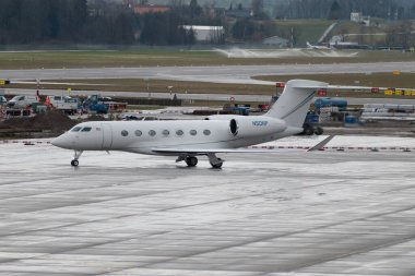 Zürih, İsviçre, 17 Ocak 2024 N-50NP Gulfstream G500 uçakları Davos 'taki dünya ekonomik forumu sırasında yağmur altında taksicilik yapıyor.