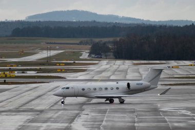 Zürih, İsviçre, 17 Ocak 2024 N-50NP Gulfstream G500 uçakları Davos 'taki dünya ekonomik forumu sırasında yağmur altında taksicilik yapıyor.