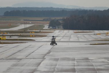 Zürih, İsviçre, 17 Ocak 2024 İsviçre Hava Kuvvetleri Süper Puma helikopteri Davos 'taki dünya ekonomik forumu sırasında tepede.