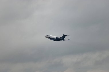 Zürih, İsviçre, 17 Ocak 2024 N-600HZ Embraer Praetor 600 uçakları, Davos 'taki dünya ekonomik forumu sırasında yağmurlu bir günde 28 numaralı pistten kalkıyor.