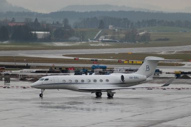 Zürih, İsviçre, 17 Ocak 2024 XA-BAL Gulfstream G650 uçakları Davos 'taki dünya ekonomik forumu sırasında yağmur altında taksicilik yapıyor.