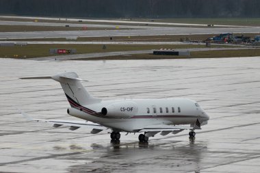 Zürih, İsviçre, 17 Ocak 2024 CS.CHF Net Jets Europe Bombacı Challenger 350 uçağı dünya ekonomik forumu sırasında yağmur altında taksicilik yapıyor