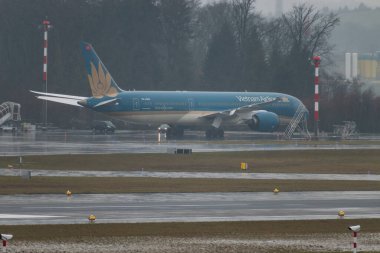Zürih, İsviçre, 17 Ocak 2024 VN-A868 Vietnam Havayolları Boeing 787-9 Dreamliner, Davos 'taki dünya ekonomik forumu sırasında önlükteydi.