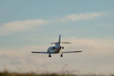Zürih, İsviçre, 16 Ocak 2024 İspanya Krallığı Dassault Falcon 900 uçağı Davos 'taki dünya ekonomik forumu sırasında 14. piste iniyor.