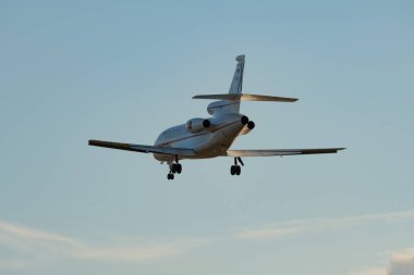 Zürih, İsviçre, 16 Ocak 2024 İspanya Krallığı Dassault Falcon 900 uçağı Davos 'taki dünya ekonomik forumu sırasında 14. piste iniyor.