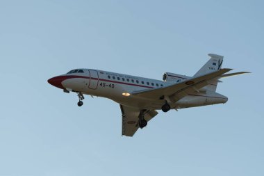 Zürih, İsviçre, 16 Ocak 2024 İspanya Krallığı Dassault Falcon 900 uçağı Davos 'taki dünya ekonomik forumu sırasında 14. piste iniyor.