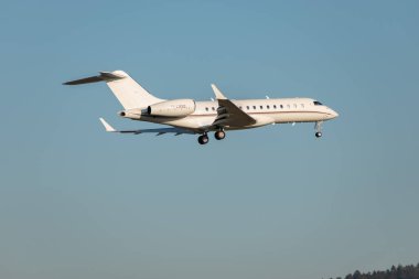 Zürih, İsviçre, 16 Ocak 2024 M-LWSG Lynx Uçak Bombacısı Global 6000, Davos 'taki dünya ekonomik forumu sırasında 14. piste yaklaşırken