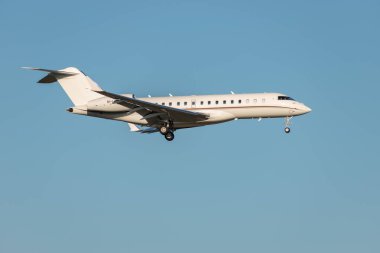 Zürih, İsviçre, 16 Ocak 2024 M-LWSG Lynx Uçak Bombacısı Global 6000, Davos 'taki dünya ekonomik forumu sırasında 14. piste yaklaşırken