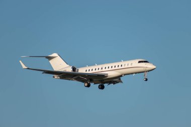 Zürih, İsviçre, 16 Ocak 2024 M-LWSG Lynx Uçak Bombacısı Global 6000, Davos 'taki dünya ekonomik forumu sırasında 14. piste yaklaşırken