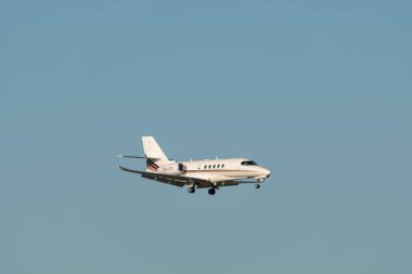 Zürih, İsviçre, 16 Ocak 2024 CS-LTT Net Jets Europe Cessna 680A Enlem uçağı Davos 'taki dünya ekonomik forumu sırasında 14. piste iniyor.