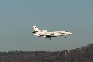 Zürih, İsviçre, 16 Ocak 2024 MM-62210 İtalyan Hava Kuvvetleri Dassault Falcon 900EX uçağı Davos 'taki dünya ekonomik forumu sırasında 14. piste yaklaşırken
