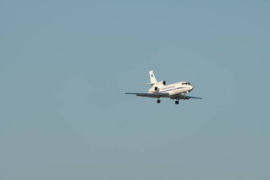 Zürih, İsviçre, 16 Ocak 2024 MM-62210 İtalyan Hava Kuvvetleri Dassault Falcon 900EX uçağı Davos 'taki dünya ekonomik forumu sırasında 14. piste yaklaşırken