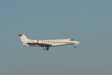 Zürih, İsviçre, 16 Ocak 2024 T7-IHC Embraer ERJ-135LR uçağı Davos 'taki dünya ekonomik forumu sırasında 14. piste yaklaşırken