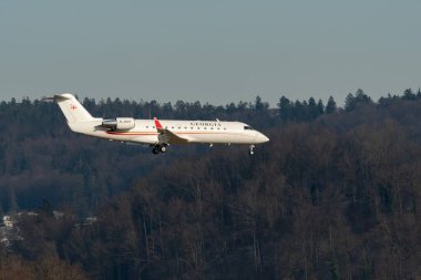 Zürih, İsviçre, 16 Ocak 2024 4L-GAA Georgian Airways Mitsubishi Challenger, Davos 'taki dünya ekonomik forumu sırasında 14. piste yaklaşan son uçak.