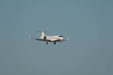 Zürih, İsviçre, 16 Ocak 2024 T7-IHC Embraer ERJ-135LR uçağı Davos 'taki dünya ekonomik forumu sırasında 14. piste yaklaşırken