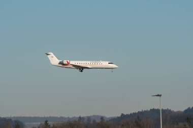 Zürih, İsviçre, 16 Ocak 2024 4L-GAA Georgian Airways Mitsubishi Challenger, Davos 'taki dünya ekonomik forumu sırasında 14. piste yaklaşan son uçak.