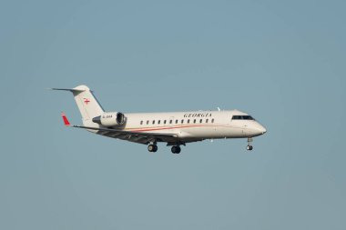 Zürih, İsviçre, 16 Ocak 2024 4L-GAA Georgian Airways Mitsubishi Challenger, Davos 'taki dünya ekonomik forumu sırasında 14. piste yaklaşan son uçak.