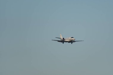 Zürih, İsviçre, 16 Ocak 2024 YU-SPB Pembe Cessna 560XL XLS uçağı Davos 'taki dünya ekonomik forumu sırasında 14. piste yaklaşmaktadır.